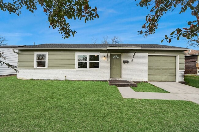 Building Photo - 10506 Sierra Dr