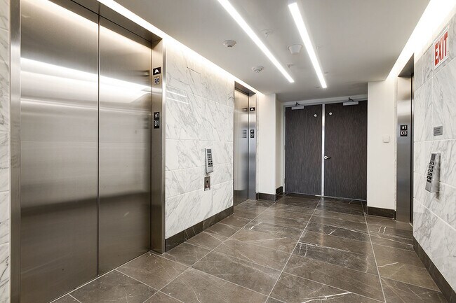 Building Photo - 338 Main St