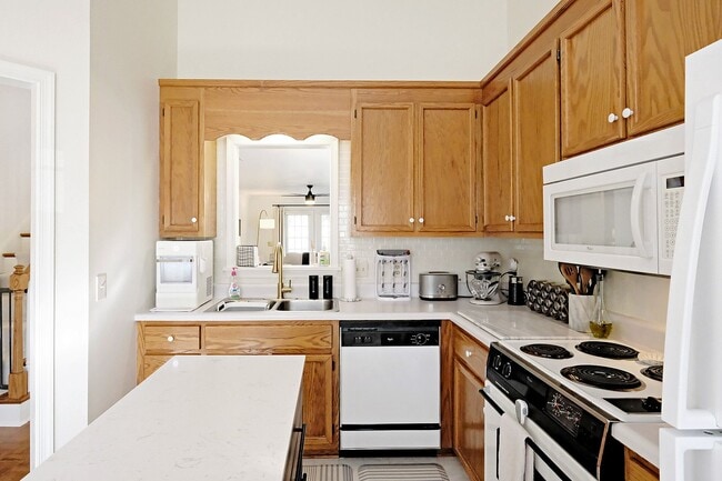 Building Photo - End-Unit Forest Lakes North Townhome