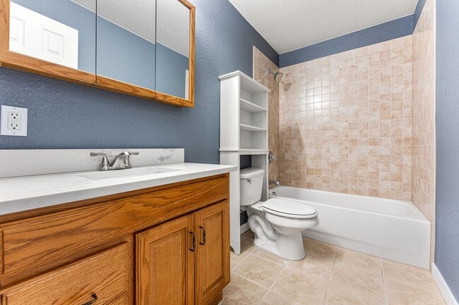 Building Photo - 4bed 4bath with fenced yard in Denver!