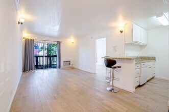 Building Photo - 1 Bedroom / 1 Bathroom Rear Condo Unit