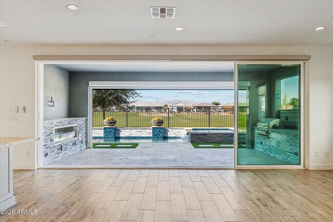 Building Photo - 11138 N San Clemente St