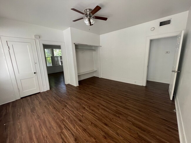 Building Photo - 3bed/1bath Duplex on West Campus - Walk to...