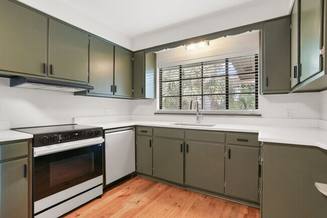 Building Photo - Renovated 3BR / 2BA Home for Rent on Gordonston Ave