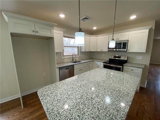 Building Photo - 124 Robert Dr