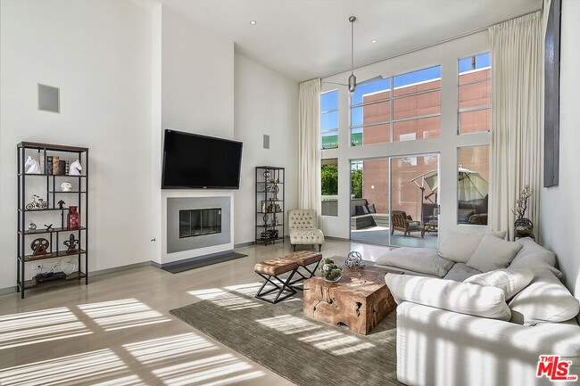 Building Photo - 711 Westbourne Dr