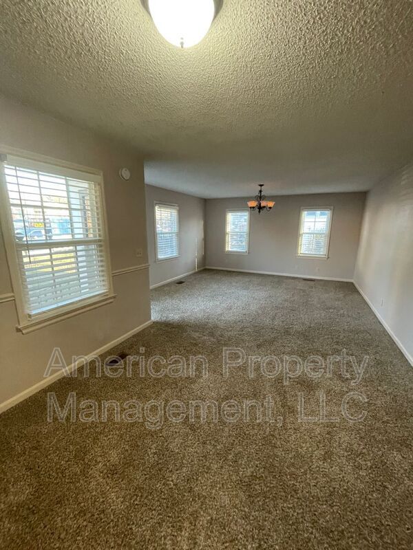 Building Photo - 714 S Marion Ave