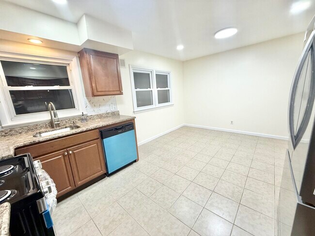 Building Photo - 588 Avenue A