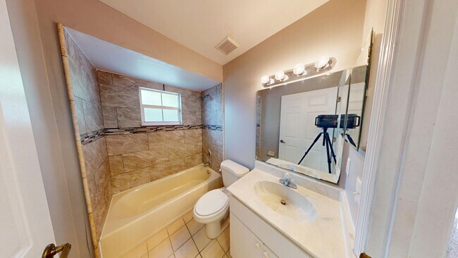 Building Photo - Large 3 bedroom 2 bath home in Deltona wit...