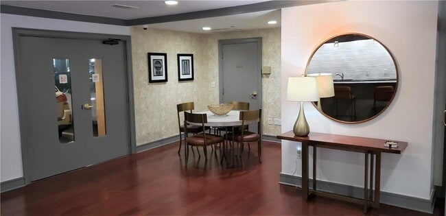 Building Photo - 1101 Juniper St NE