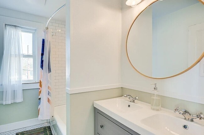 Building Photo - 44 Cottage St