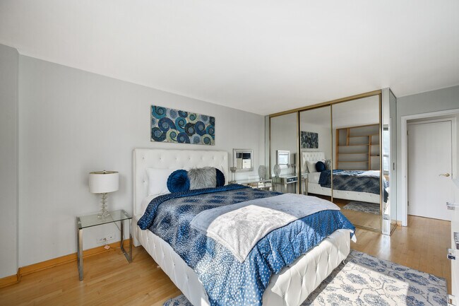 Building Photo - 1255 N Sandburg Terrace