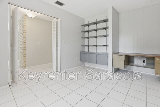 Building Photo - 5645 N Tuttle Ave