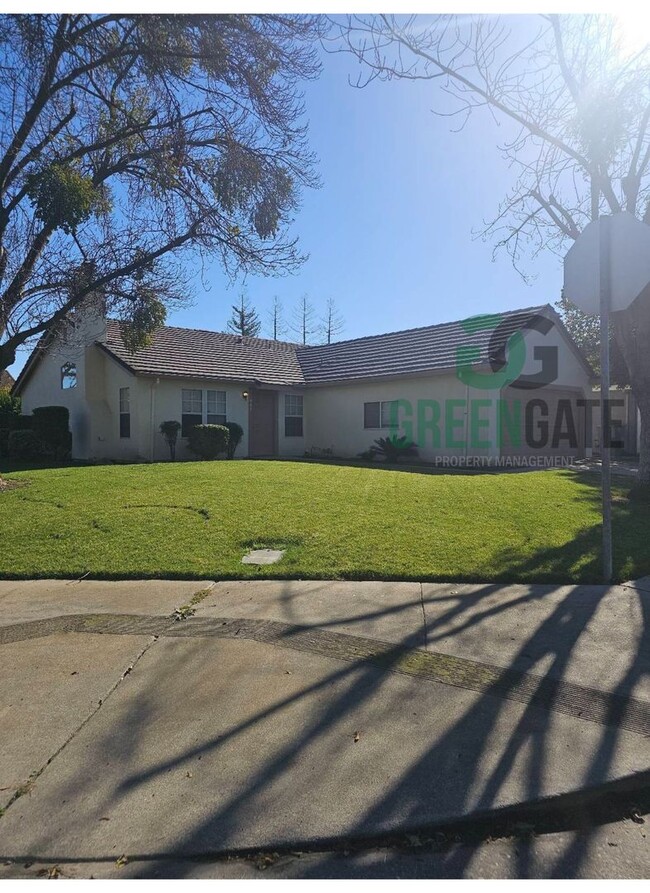 Building Photo - Beautiful Modesto 3 BEDROOM 2 BATH CORNER ...