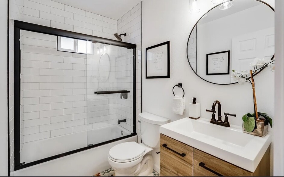 Building Photo - 2161 N Valley St