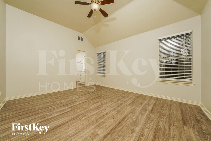 Building Photo - 804 Center St