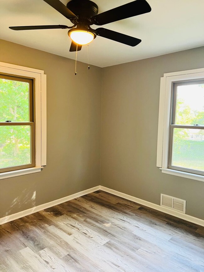 Building Photo - Recently Remodeled