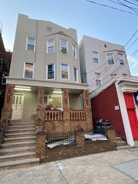 Building Photo - 233 Ave E