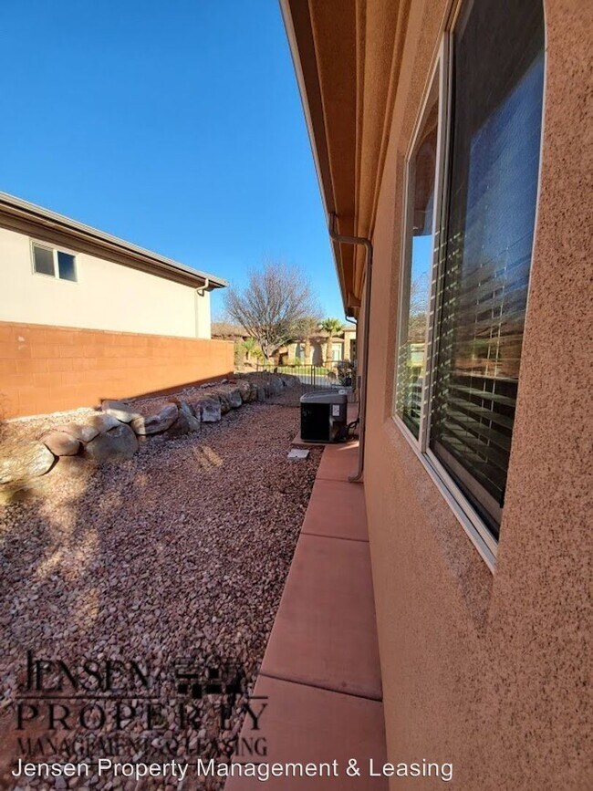Building Photo - 3 br, 2 bath House - 1637 North Sage Drive