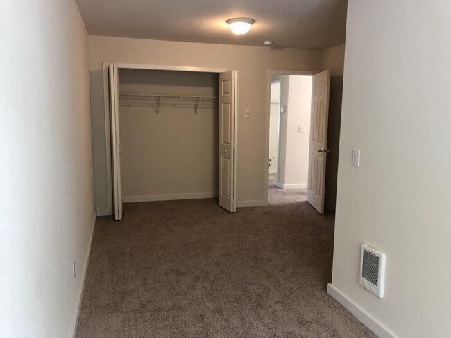 Building Photo - Beautiful Townhouse in Prime Tigard Locati...