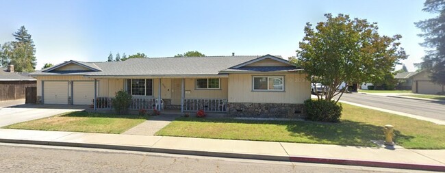 Primary Photo - 3 Bedroom 2 bath with 2 car garage off of ...