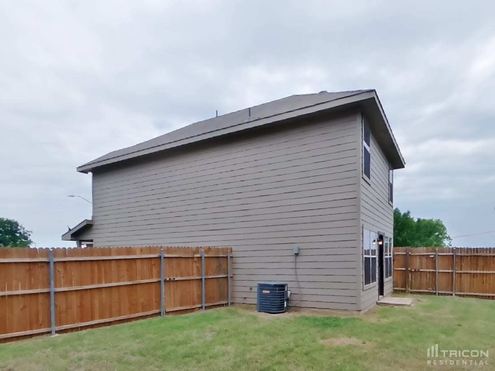 Building Photo - 1532 Pine Ln