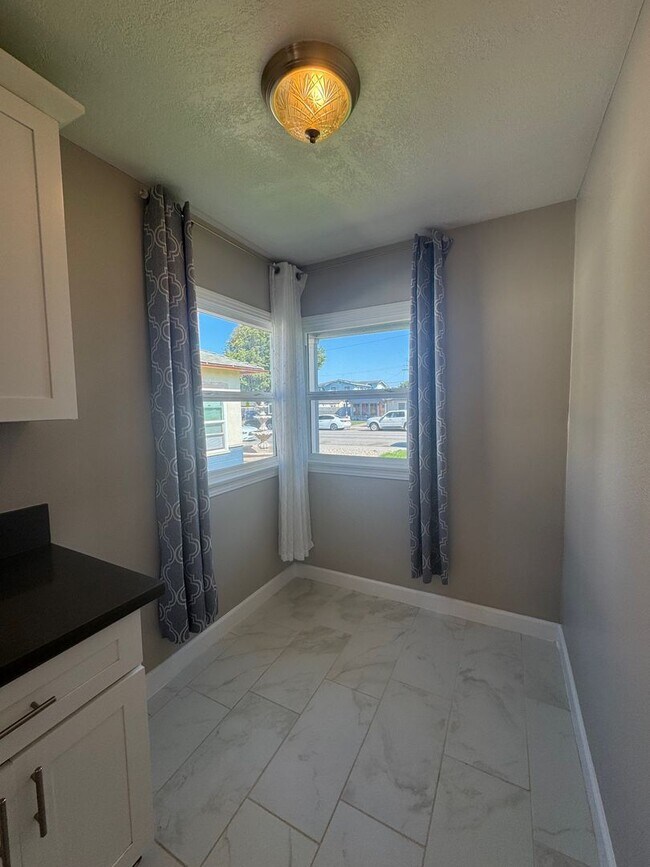 Building Photo - Large 4 bedroom 2 Bathroom for rent