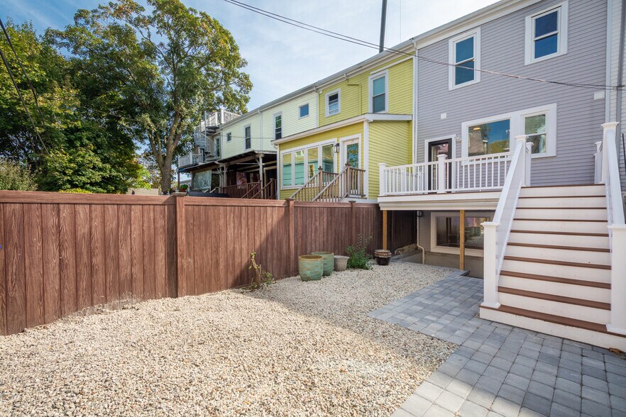 Building Photo - 31 School St