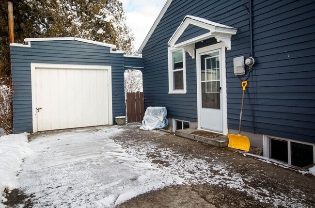 Building Photo - $3,000 - 4 bed / 2 bath Centrally Located Single Family Home in Missoula