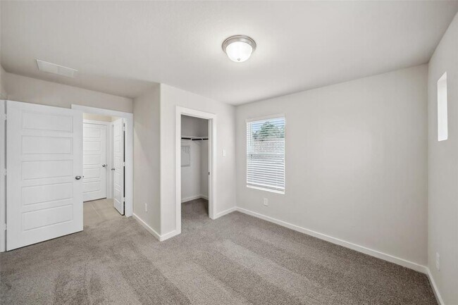 Building Photo - 18033 Martin Pines Dr