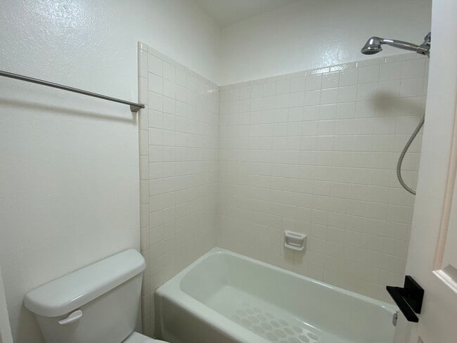 Building Photo - REMODELED 2 BEDROOM UNIT DOWNTOWN ST. GEORGE!