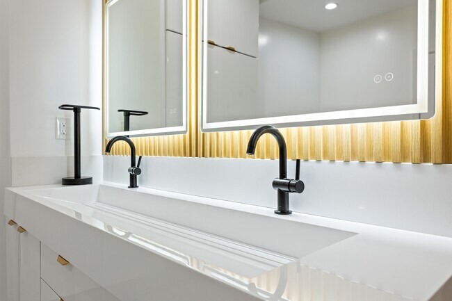 Building Photo - 212 W 64th St