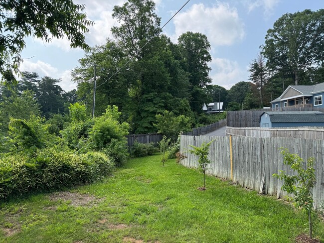 Building Photo - Oakley - Modern Three Bedroom