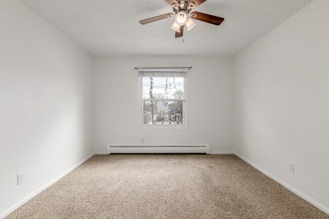 Building Photo - Lovely Three bed / Two bath for rent