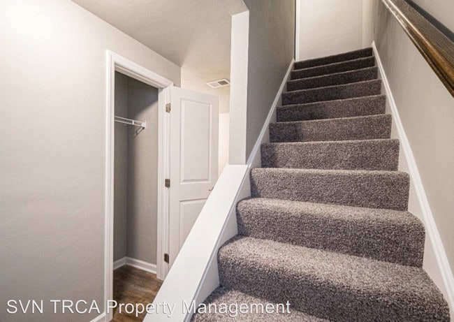 Building Photo - 604 Carriage Hill