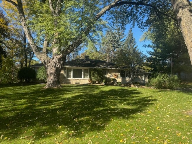 Building Photo - Amazing Home Next to Interlachen Golf Course with 4 bedrooms on Main Level, and Pond!