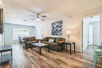 Building Photo - Furnished 4/4 University Terrace