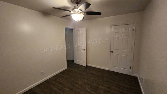 Building Photo - Remodeled 3 bedroom Ranch Style Milwaukie Home With SS Appliances, Fenced Backyard, Washer/Dryer ...