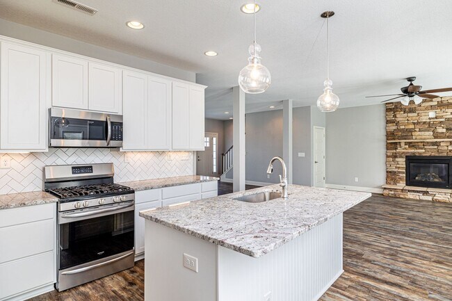 Building Photo - Maryville 37801 - 4 bedroom, 2.5 bath home...