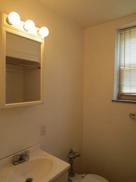 Building Photo - 5712 Phillips Ave