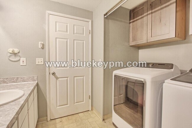 Building Photo - 3 Bed, 2 Bath Home Off SR 500 at NE 54th A...