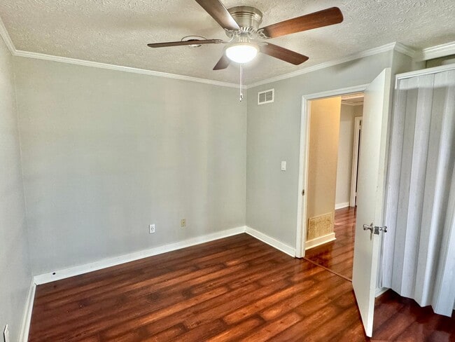 Building Photo - Inviting 3-Bedroom, 1.5-bath