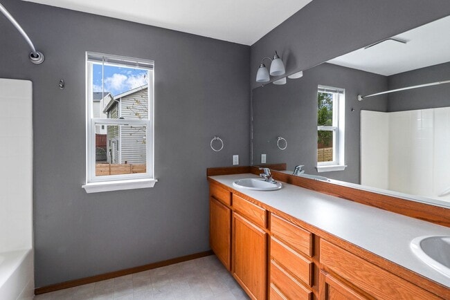 Building Photo - 4 Bedroom 2.5 Bathroom - Redwing - Pet Fri...
