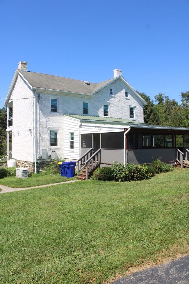 Building Photo - Single Family Farm House