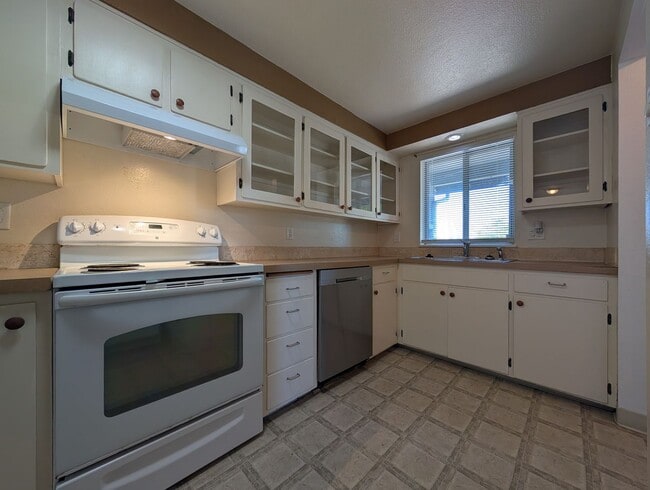 Building Photo - 3-bedroom, 1-Bath Duplex On a Corner Lot In The Bethel Area