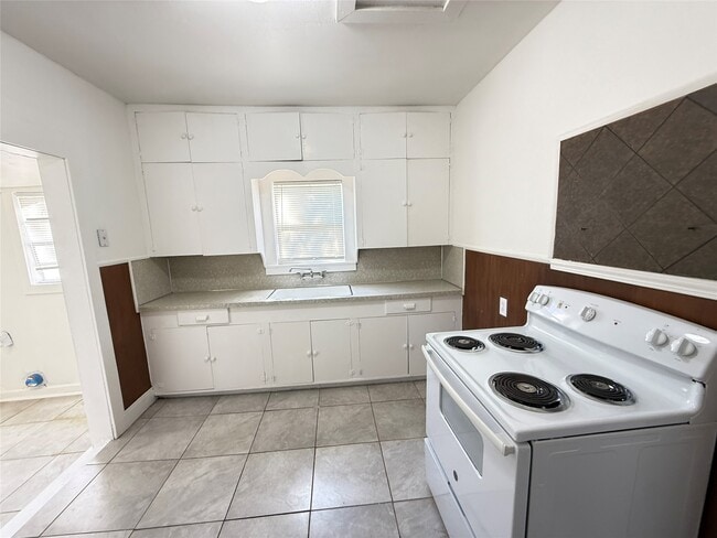 Building Photo - 17119 I-35