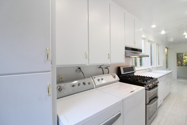 Building Photo - Dolores Heights: Sun-filled 1 Bedroom Home...