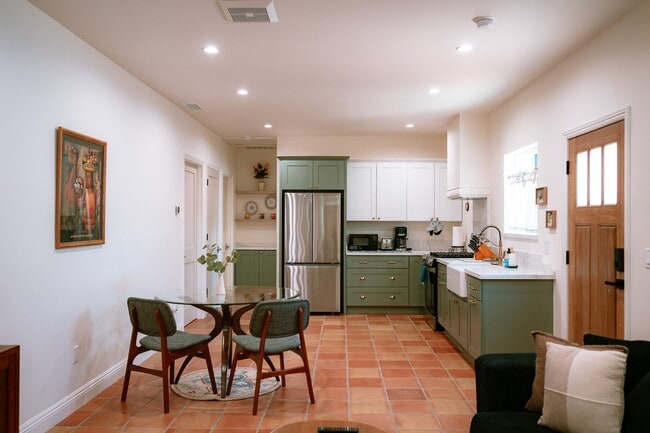 Building Photo - Contemporary New home in Monrovia