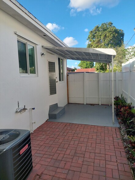 Building Photo - 2312 Van Buren St