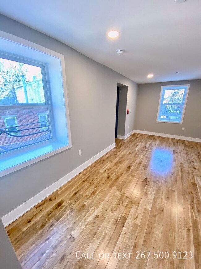 Building Photo - 1523 W Girard Ave
